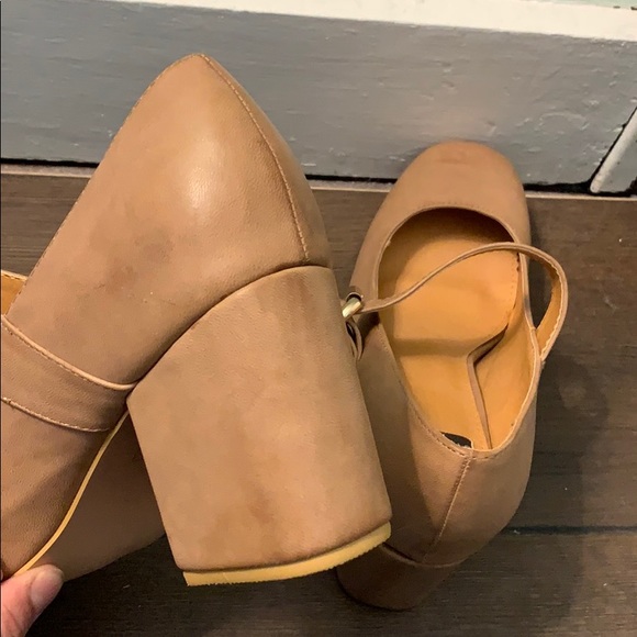 NYLA Beige Heels Size 9 Distressed Pinup Shoes - Picture 6 of 8